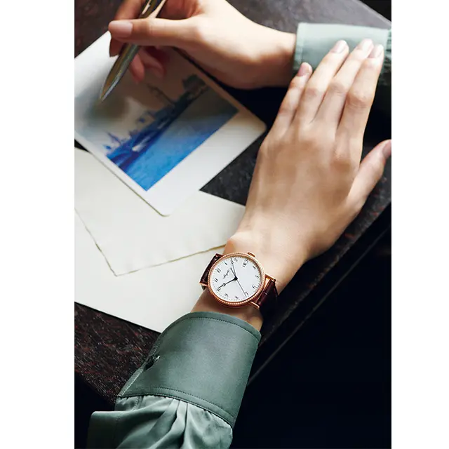 文字盤が大きく見やすい！「ブレゲ」の腕時計で凛とした女性らしい手もとに