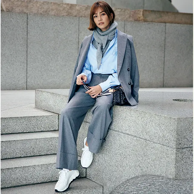 きちんとしたセットアップに サックスブルーでクリーンな抜け感を