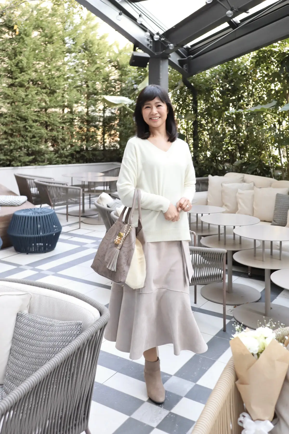 District – Brasserie, Bar, Lounge、キンプトン新宿東京、ディストリクト ブラッスリー・バー・ラウンジ、テラス、テラス席、ソファ、ソファ席、ランチ、アフタヌーンティー、いちごアフタヌーンティー、新宿、ホテル、白、白ニット、カシミヤ、カシミヤ100%、SDGS、ボブ、ミディアムヘア、春服、冬服、ヘアチェンジ、イメチェン、いちご、暖かい、柔らかい、Ｖネック、スタイルアップ、ゆるり感、さりげない、春コーデ、春服コーデ、冬コーデ、春ファッション、テーブル席、Aラインスカート、マーメイドスカート、スカート、膝下スカート、キレイめニット、キレイめスカート、ショートブーツ、ベージュ、ベージュスカート、スエード、スエードスカート、ベージュブーツ、ベージュショートブーツ、スエードブーツ、スエードショートブーツ、スエードベージュショートブーツ、ベージュバッグ、グレージュ、グレージュバッグ、2way、2wayバッグ、グレージュスカート、グレージュスエードスカート、グレージュロングスカート、グレージュ膝下スカート、グレージュマーメイドスカート、ベージュマーメイドスカート、グレージュAラインスカート、ベージュAラインスカート、可愛い、綺麗め、きれいめ、楽しい、嬉しい、幸せ、爽やか、気持ちいい、気持ちのいい空間、くつろぐ、ゆったり、プライベート感、特別感、貸し切り状態、UNIQLO、ユニクロ、花束、新鮮、爽やか、穏やかな時間。可愛い、綺麗め、きれいめ、楽しい、嬉しい、幸せ、爽やか、気持ちいい、気持ちのいい空間、くつろぐ、ゆったり、プライベート感、特別感、貸し切り状態、新鮮、爽やか、穏やかな時間、寛ぐ、くつろぐ空間、くつろぐ席、ゆったり席。