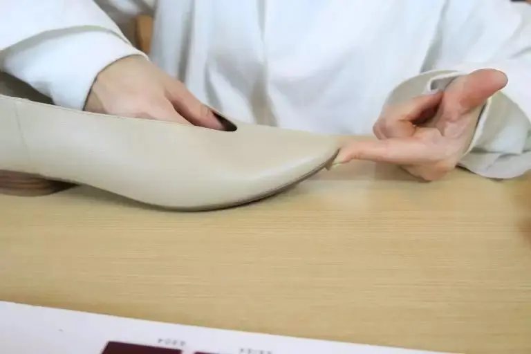 enchanted 【HAPPY PLUS STORE別注】本革ソフトレザーVカットバブーシュ ￥12,980（税込）