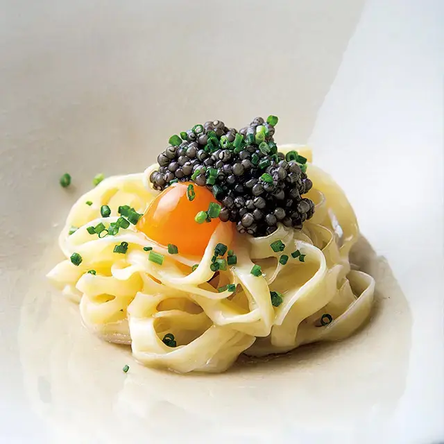 温泉卵の卵黄をからめて味わう「フレッシュキャビアのパスタ」。オリジナルキャビアは季節限定