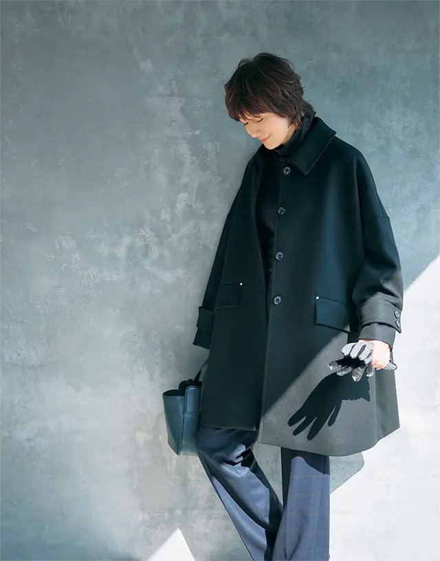 ブラックコートはチェックのパンツで上品カジュアルに