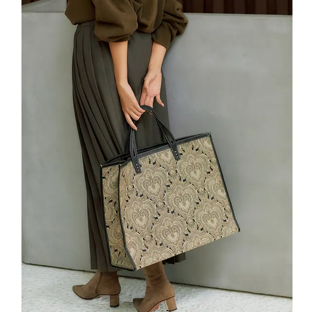 エスニック柄バッグワントーンコーデ