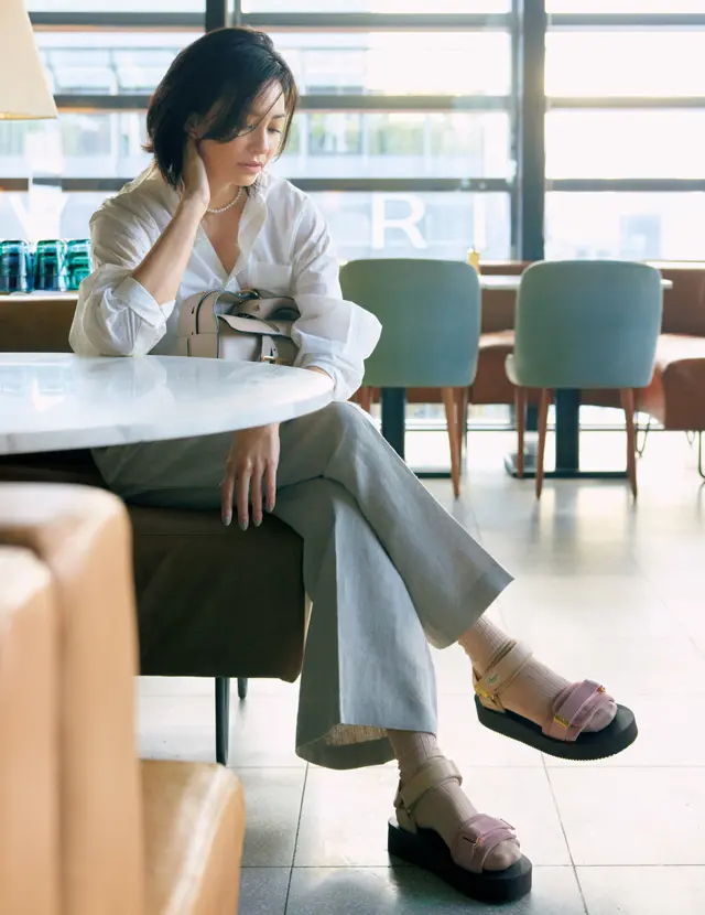 いい女風のシャツスタイルにスポーツサンダルを合わせたRINA