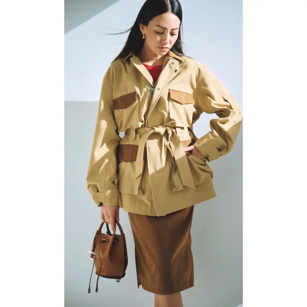 ベージュサファリジャケットにブラウンタイトスカートのコーディネート　モデル・RINA