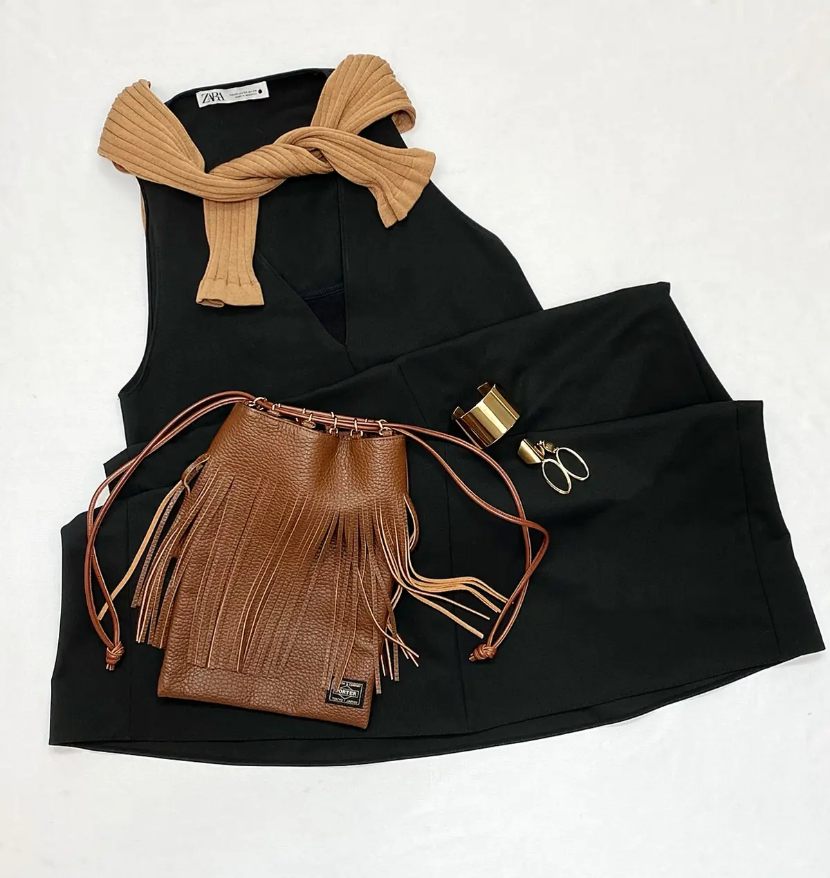 ZARAの極シンプルなブラックドレスの画像_4