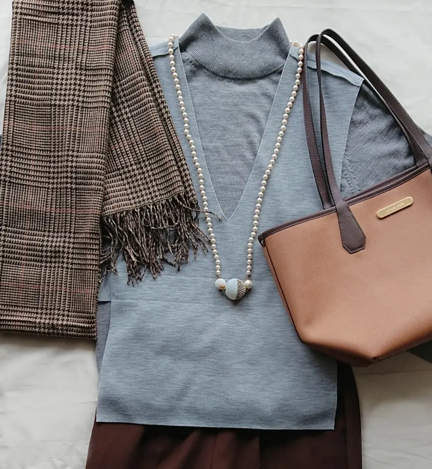 グレーベスト   グレーニット  トートバッグ   チェックマフラー   パールネックレス