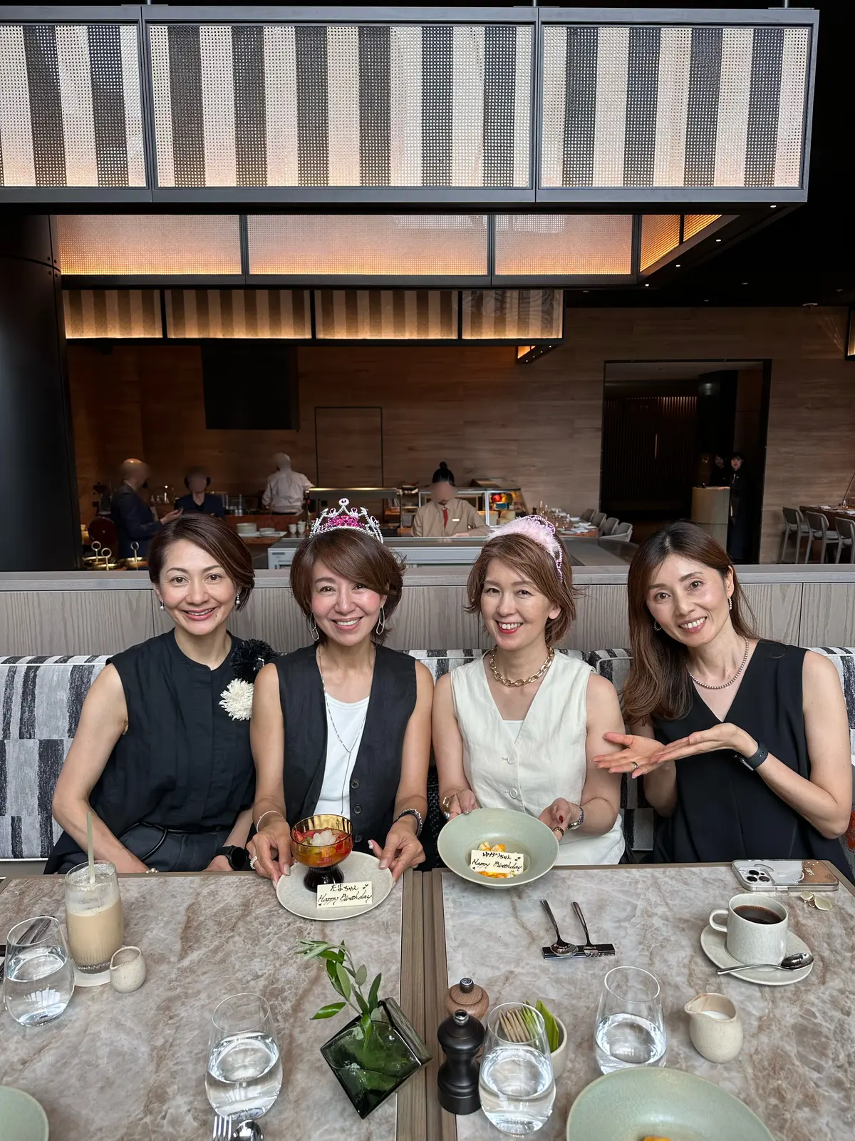 シンプルなワンピースにはレオパード柄でアの画像_2