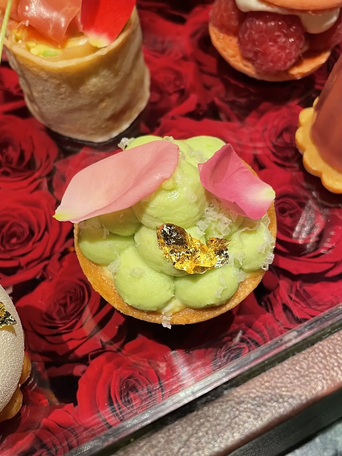 お洒落バー、お洒落カウンター、ムース、金粉、食事、料理、お料理、生クリーム、ババロア、お洒落、お洒落な店内、お洒落スイーツ&バー、間接照明、ケーキ、お洒落照明、Constellation.、SweetscafeBAR、バー、スイーツバー、入り口、通路、廊下、プロローグ、モダン、ブルーライト、間接照明、エピローグ、幻想的、幻想的、お洒落、スイーツ、ベリー、ケーキ、スイーツ&バー、薔薇、フラワーアレンジ、マカロン、ライチ、ベリー、キイチゴ、木苺、薔薇、花びら、お洒落、美味しい、セイボリー、そら豆、タルト、そら豆クリーム、