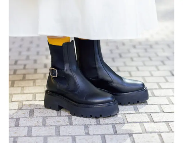 「厚手ニットやコートとのバランスがとりやすいのも厚底のメリット」と鈴木さん。ソックスとの合わせも腕の見せどころ