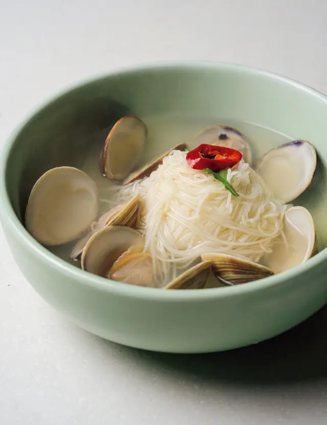 蛤の澄んだ味わいが優しくしみわたるうどん「ペカプククス」W12,000