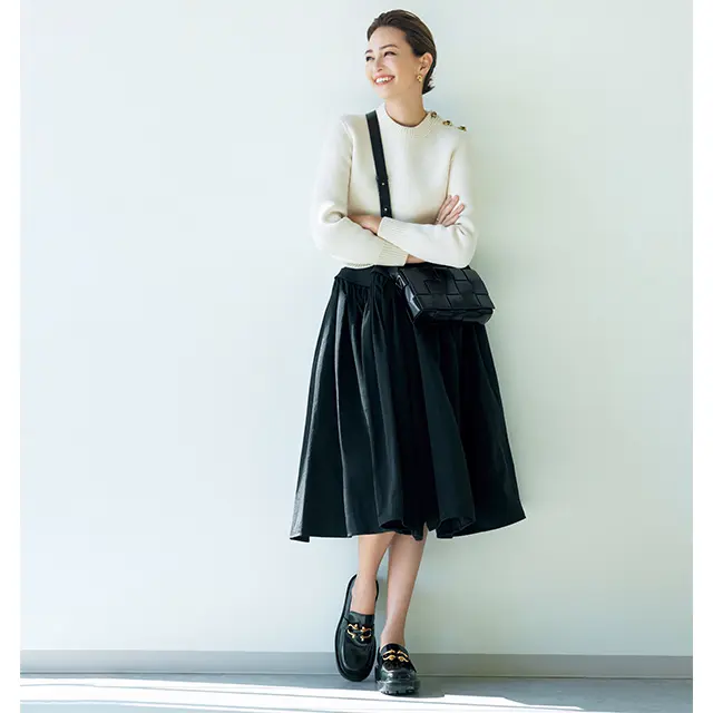 アウトドアなソール×ツヤあり レザーで印象的な足もとに