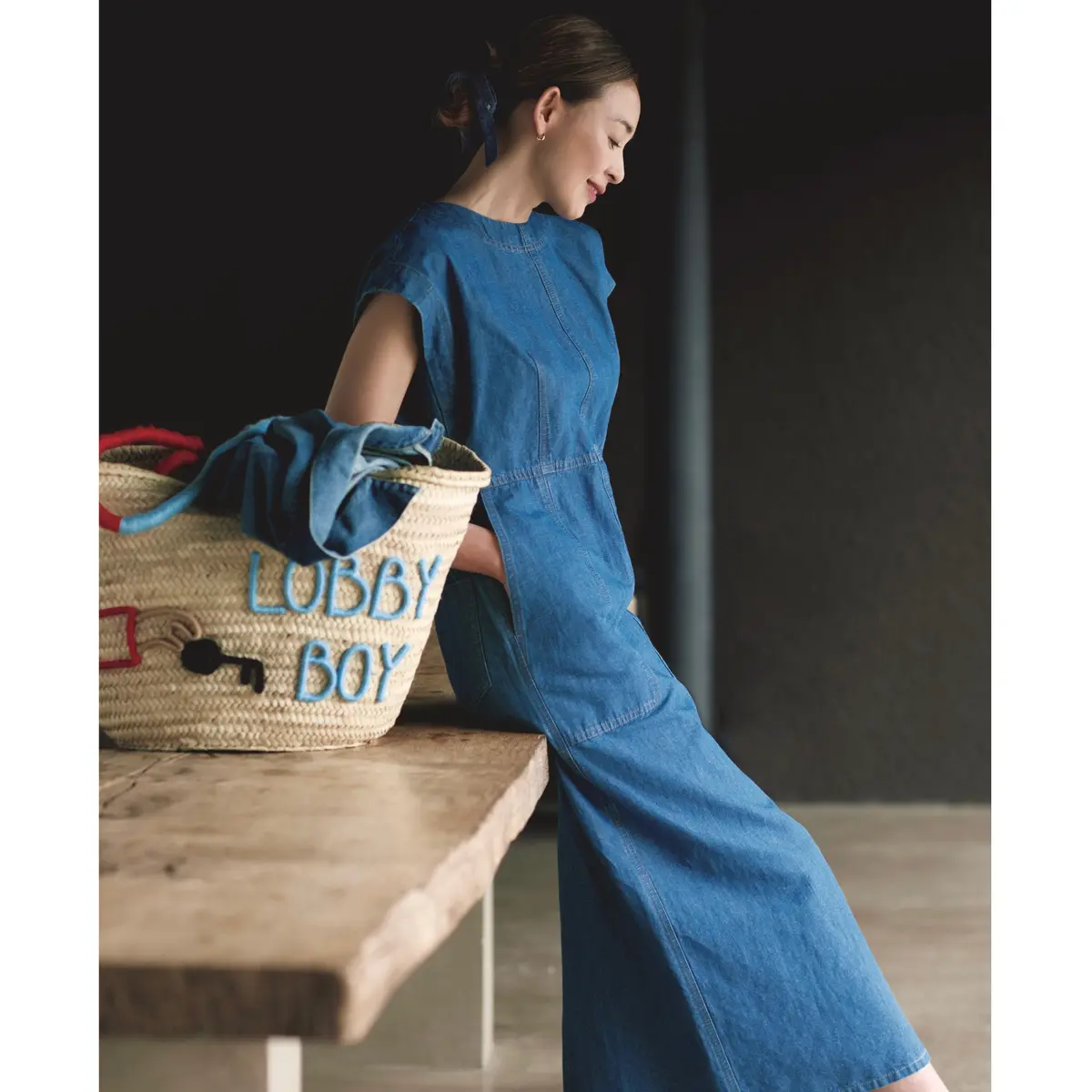 ブルーデニムのノースリーブワンピースにナチュラルカラーのかごバッグを合わせたコーディネート　モデル・SHIHO