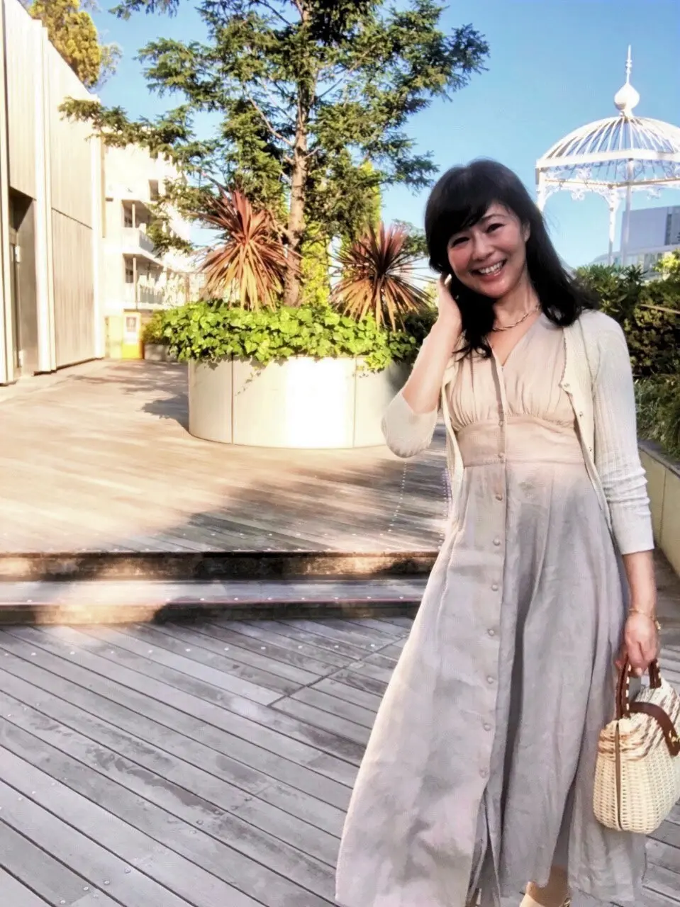 ベージュのロングワンピース。