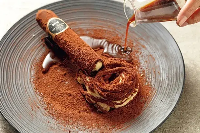 かつてタバコ工場だったこの建物にちなんだ葉巻風のティラミス「招牌雪茄（ザオパイシュエジャー）」NTD250