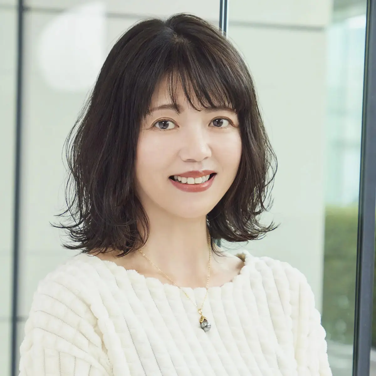 パーマとカラーで、ミディアムヘアに立体感をプラス。エアリーな質感で印象チェンジ