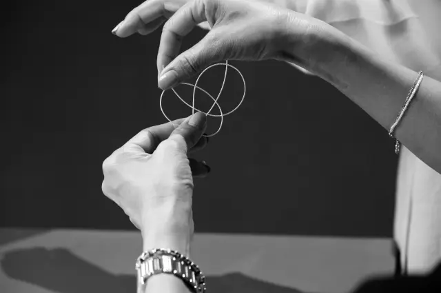 水引は5本1セットが基本で、慣れたら増やしていくが、初心者は1本から練習。