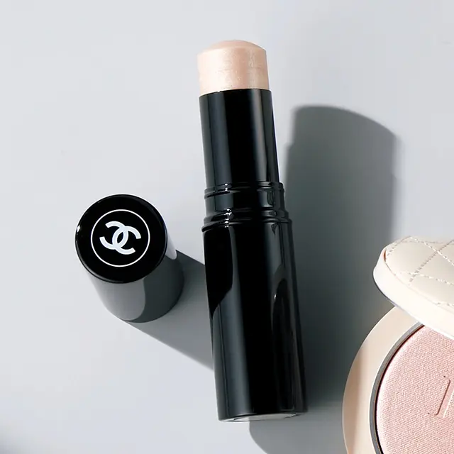 サテンのような 上質なツヤ感。 ぬれたような肌に