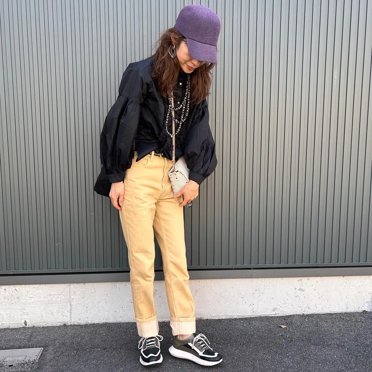 フリルが目を惹くボザムシャツをカジュアルの画像_3