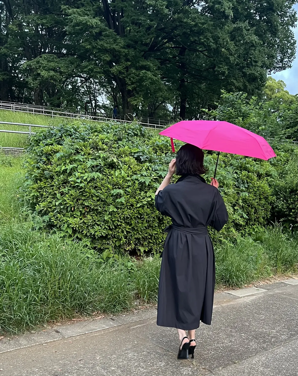 ブラックコートをドレス代わりに♡雨の日のの画像_3
