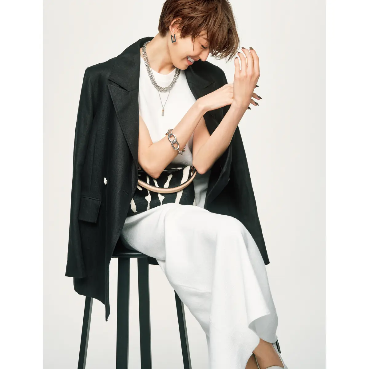 白ワンピースをクールに見せる黒ジャケットのフレーム効果