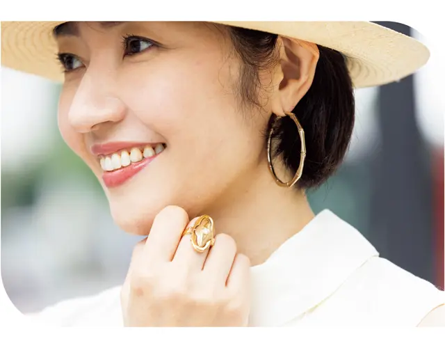 母親から譲り受けたオーバル形のリングとフープピアスを組み合わせて。
