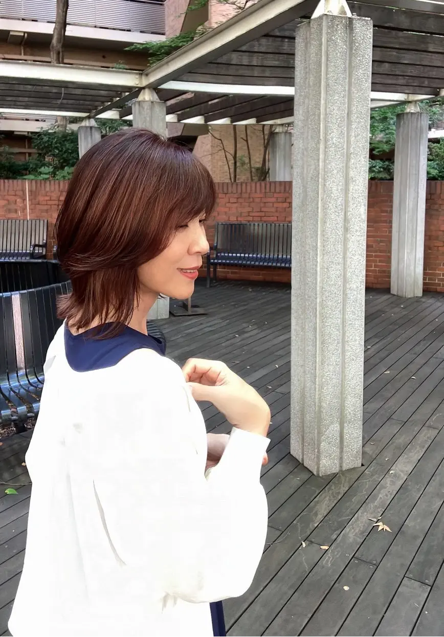 アラフィフミディアムヘア　外ハネボブ　くびれボブ　ヘアメンテナンス　DEMI DO jマダム 若見えヘア　ジュウニブン　三軒茶屋カフェ　二足歩行
