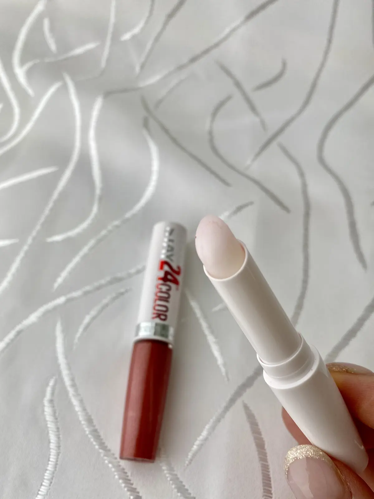 メイベリン スーパーステイ24リップの保湿バーム側を開けたアップ写真、透明感のあるテクスチャー