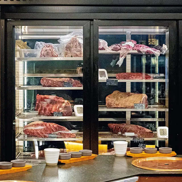 ショーケースに並ぶドライエイジン グビーフ。ワインやウイスキーも豊富 にそろう