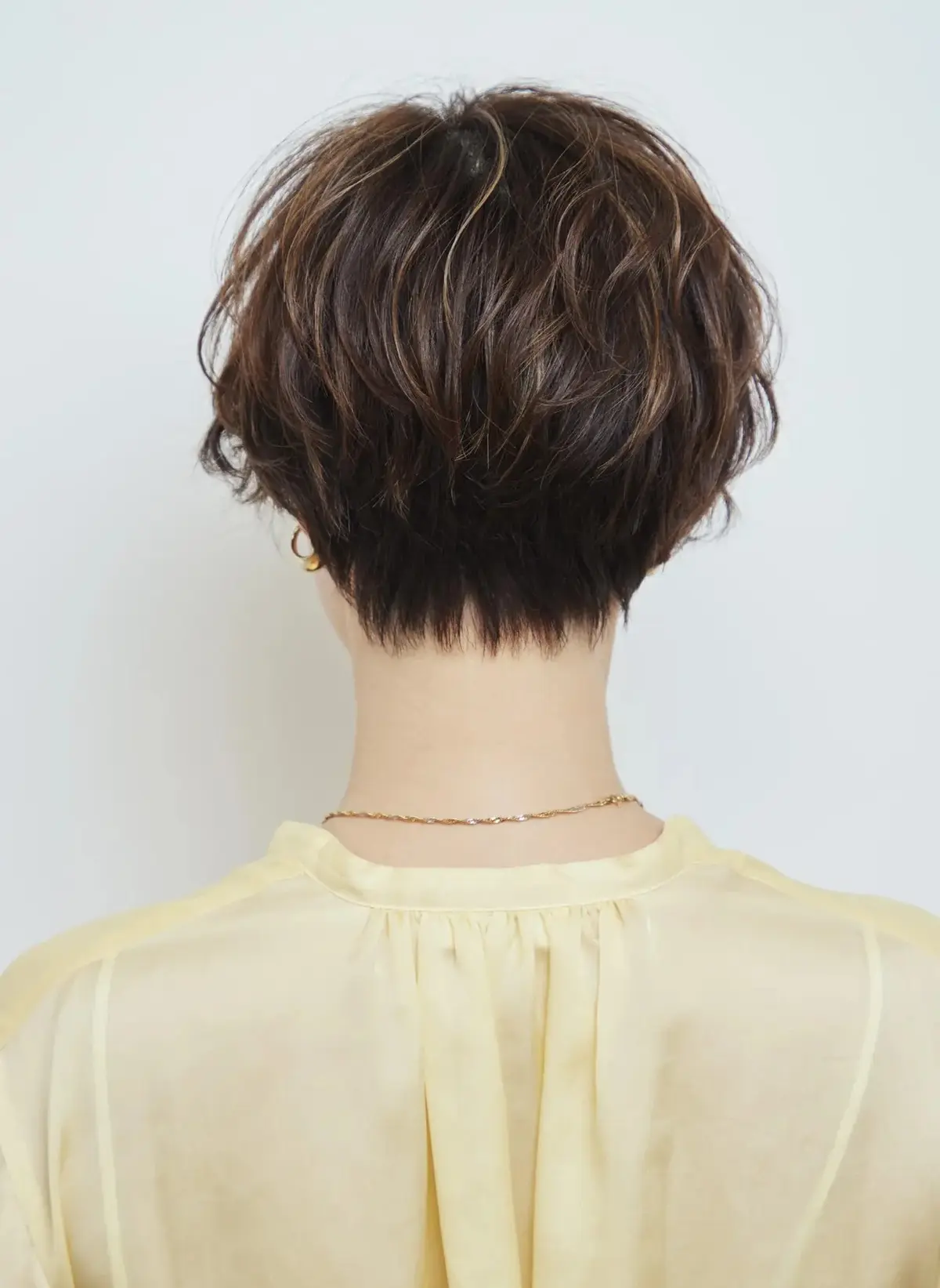 白髪ぼかしにも効果あり！ハイライトカラーで動きのあるマッシュショートに【50代髪型・ヘアスタイル】