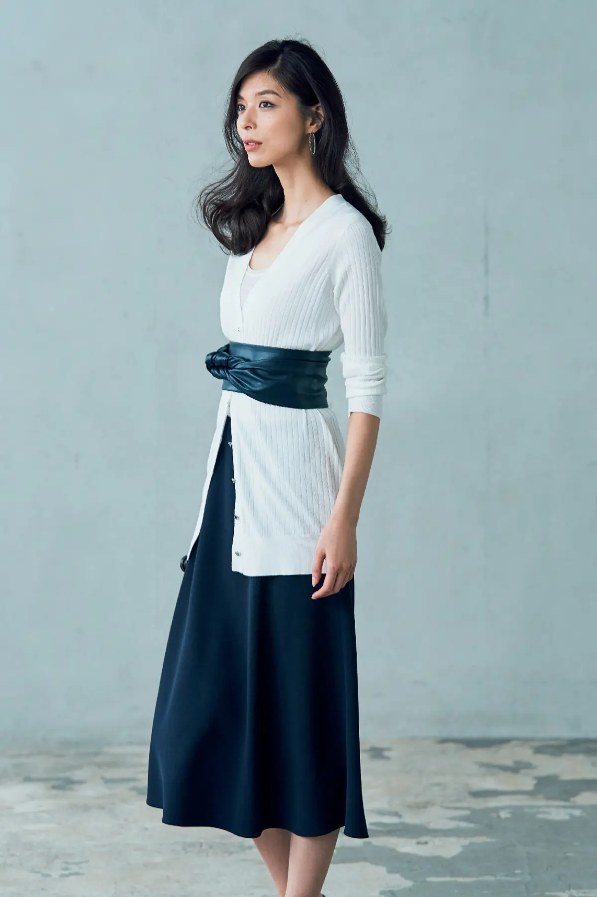 この季節、何はなくとも必要な優秀服は「白の画像_3