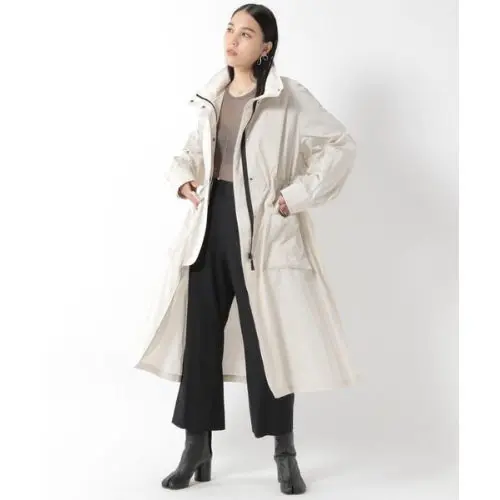 機能性にもこだわった、フード付きのロングコート