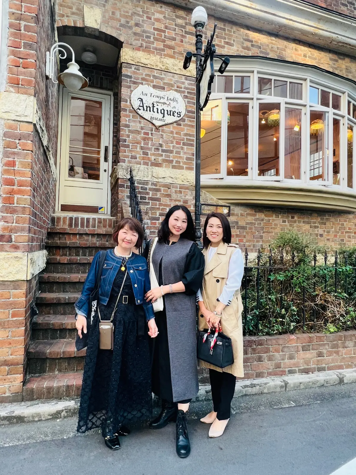 展示会場の前でお友達と一緒に記念撮影！