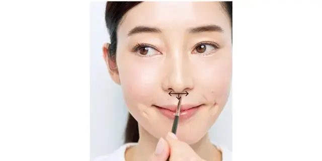 》鼻の穴の間に影を入れ鼻下を短く見せて