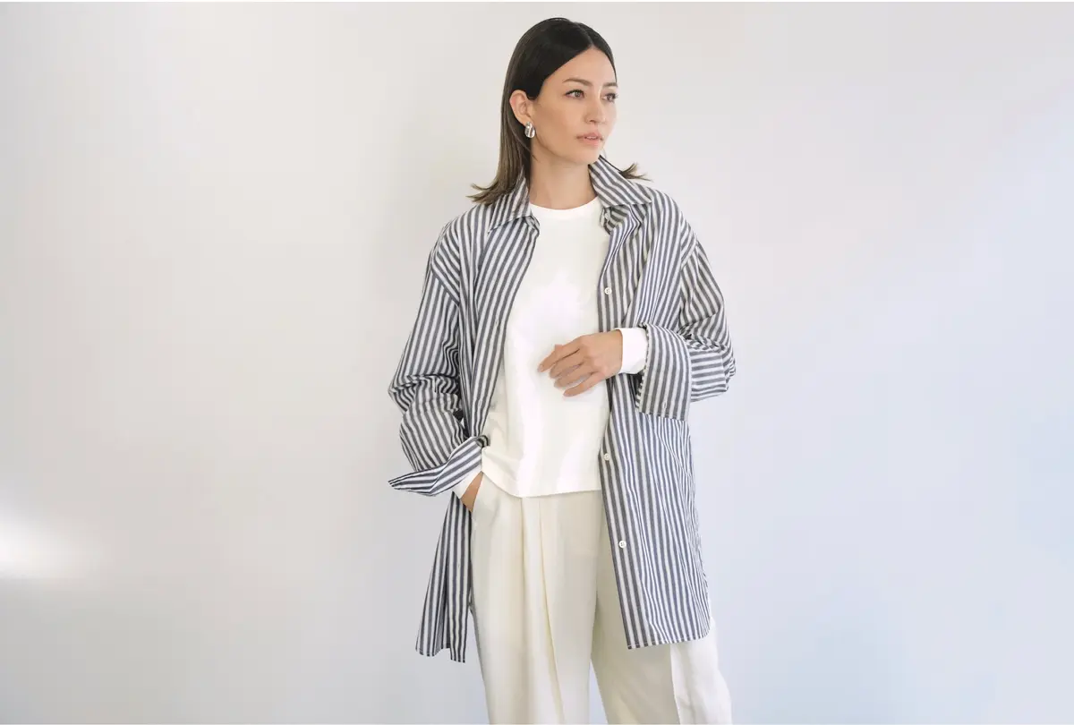 白カットソーと白パンツのコーデにネイビー×白ストライプシャツを羽織ったコーデ　モデル・RINA