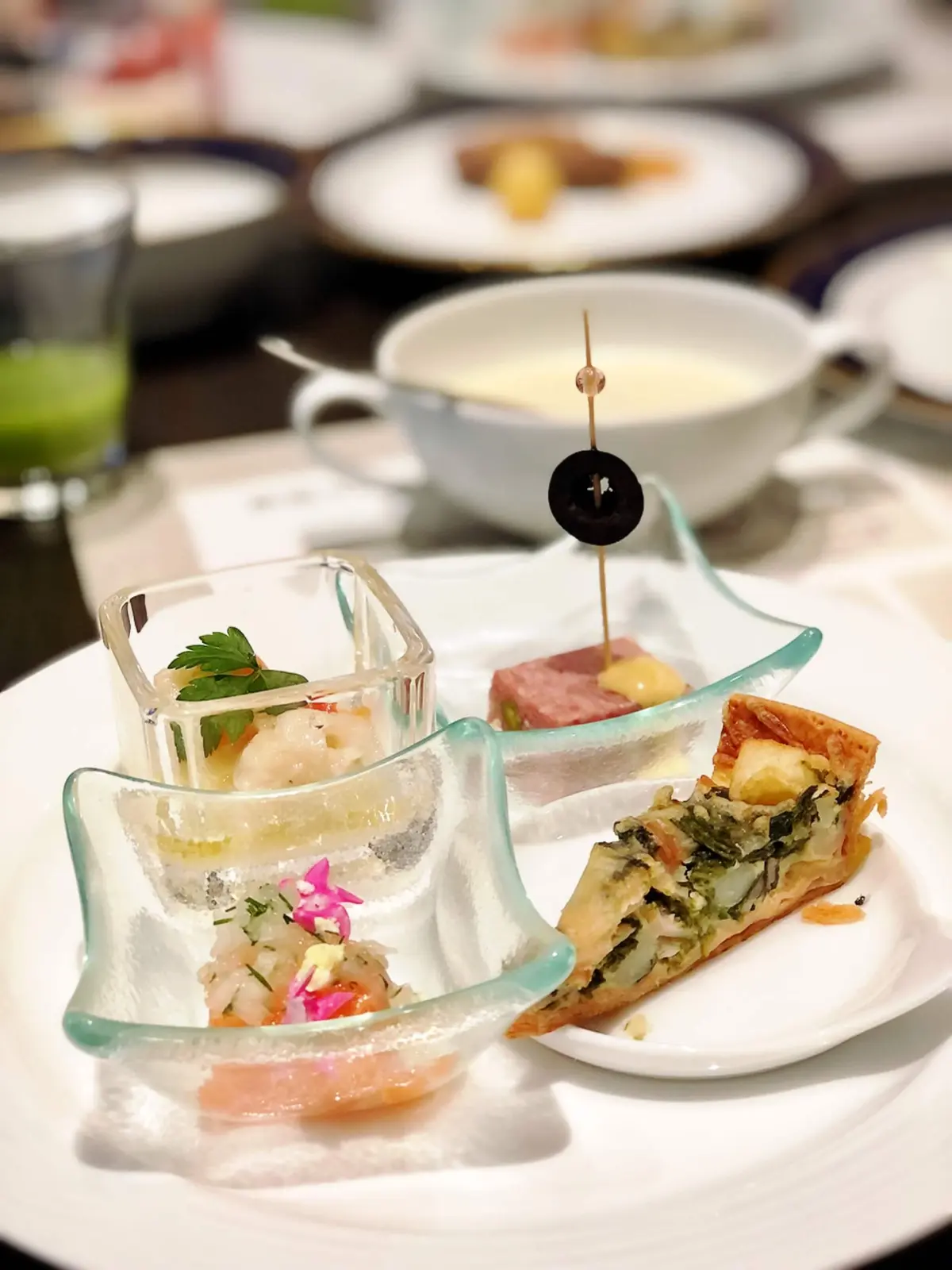 ランチビュッフェ。サーモンやキッシュ、テリーヌなどのオードブル盛り合わせ。