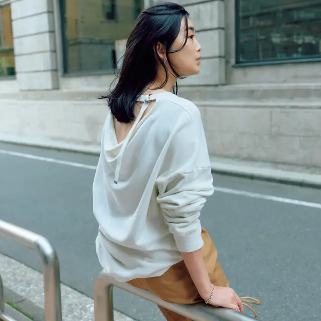 ゆるりとあいた背中が美しい抜け感を演出