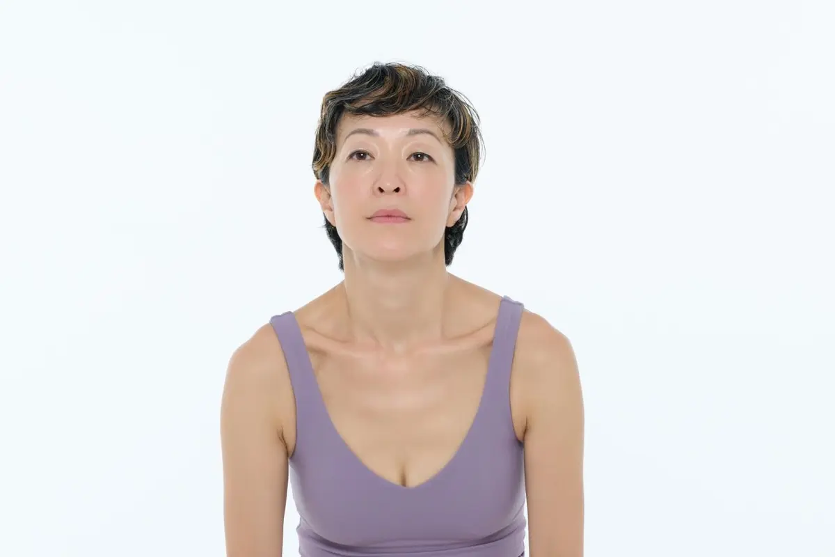 OurAge×Webエクラ 40代50代　顔ピラティス 前から見た大人の典型的な肩周り