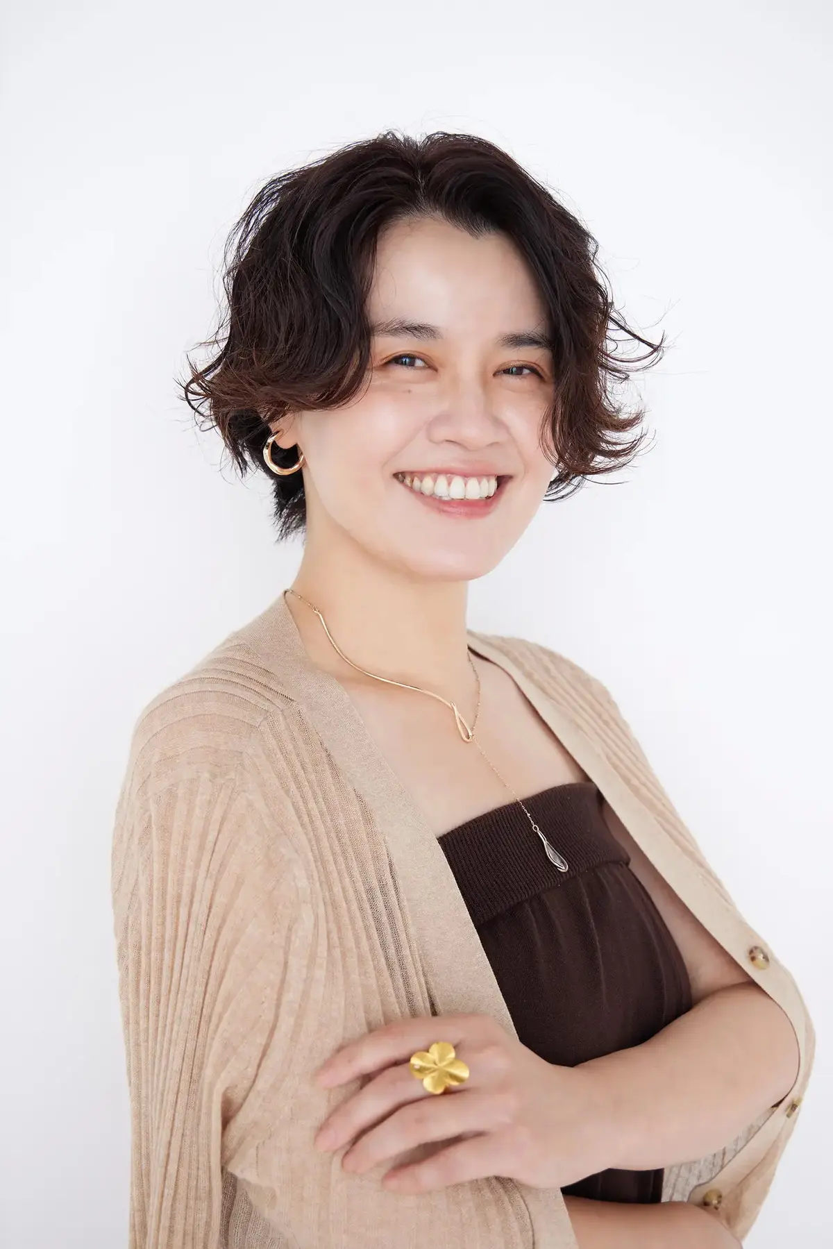 うねりにパーマをプラス！悩みを逆手に取ったショートスタイルで小顔見え【50代髪型・ヘアスタイル】