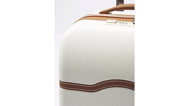 ボディ表面にはさざ波のようなエンボス加工