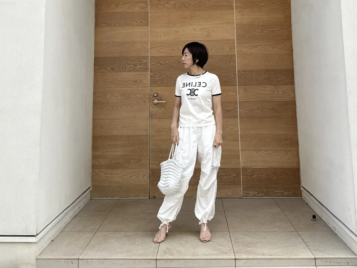 セリーヌのロゴTを合わせて。