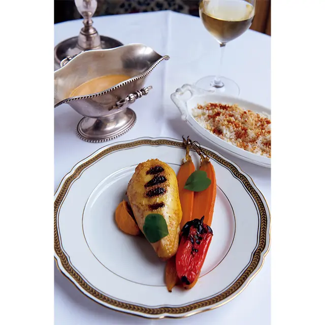 フランス・ラン ド地方産の上質な鶏肉をアフリカ料理でポピュラーな マフェ（mafé）ソースで味わう人気のひと品。