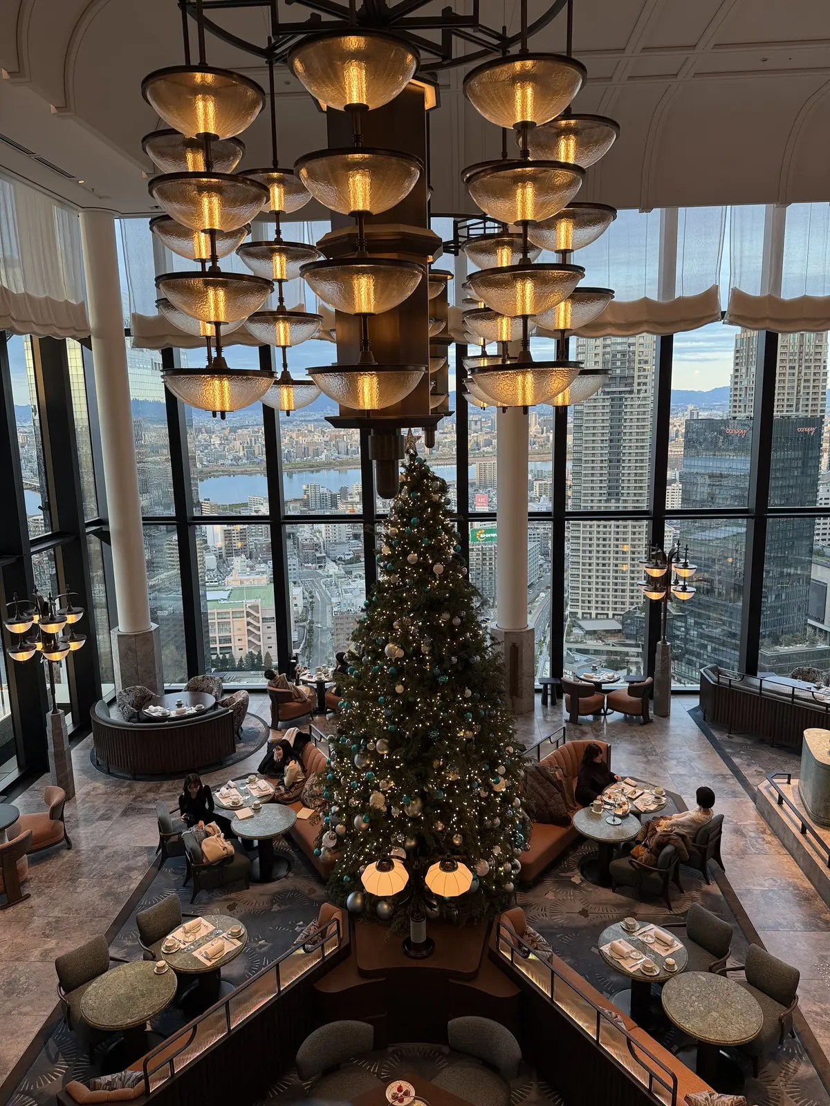 大阪　ティファニーコラボ  ティファニーブルー　輝く　　クリスマス　クリスマスツリー　ピーコックアレー　ティファニー　ティファニーツリー　ティファニーブルー　クリスマスツリー　ZARA デニムワンピース　デニムミディワンピース　　