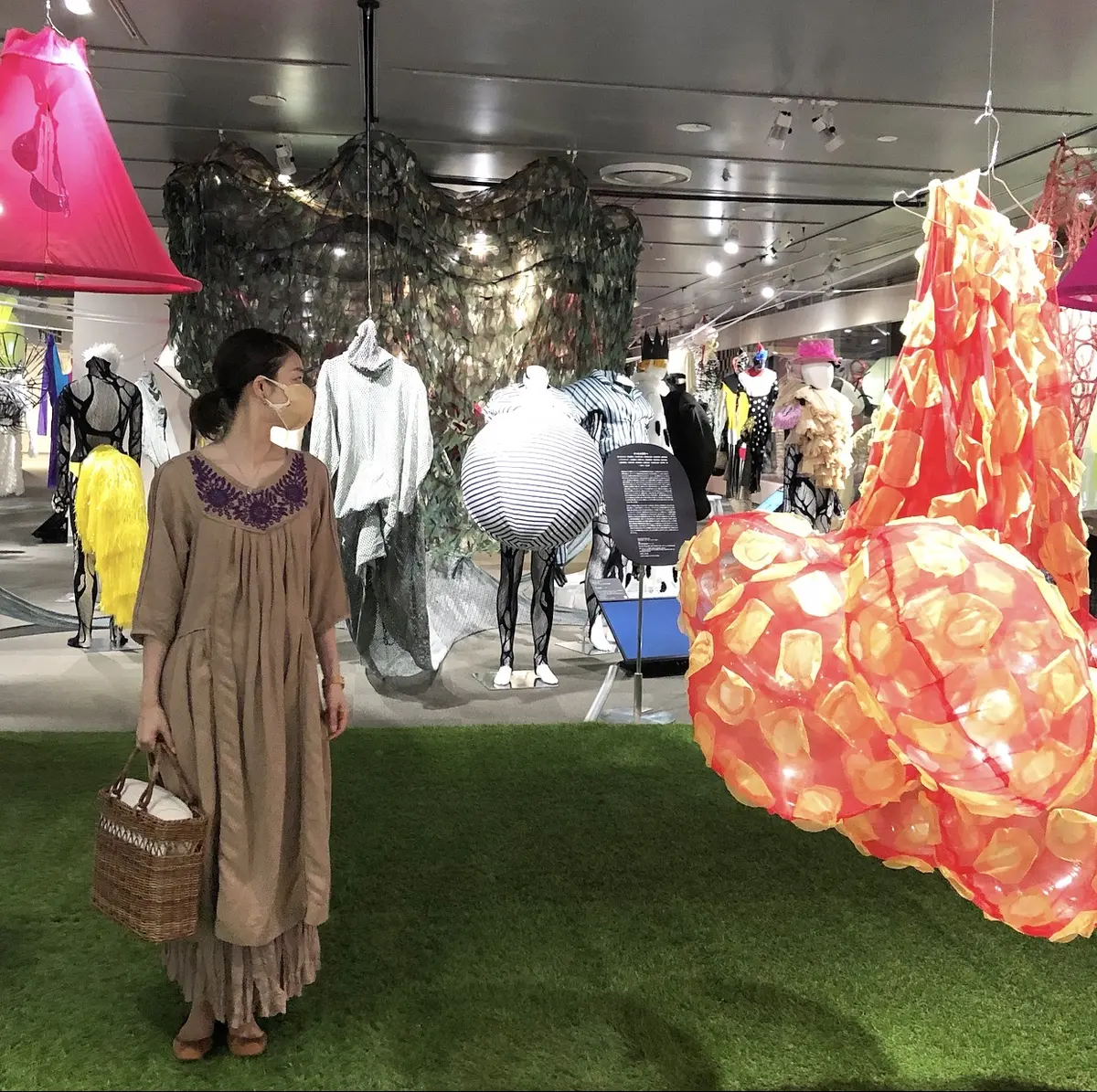 濃ベージュ刺繍ワンピで、ひびのこづえ展の画像_2