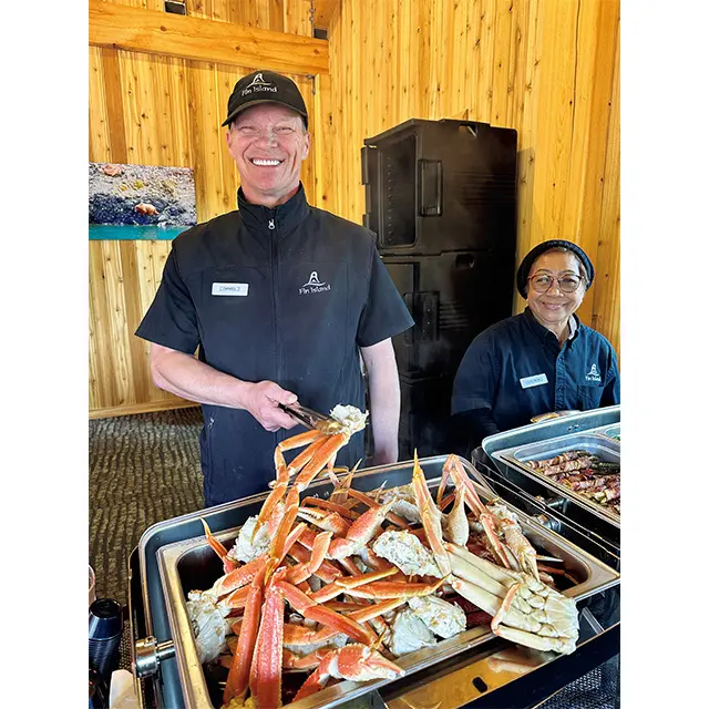 ゾディアックボートのツアーでは、ゆでたてのズワイガニや地元風のハーブを効かせたローストポークや野菜をブッフェでたっぷりと味わって