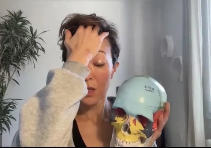 OurAge×Webエクラ 40代50代　おでこのシワ改善エクササイズ　やり方　