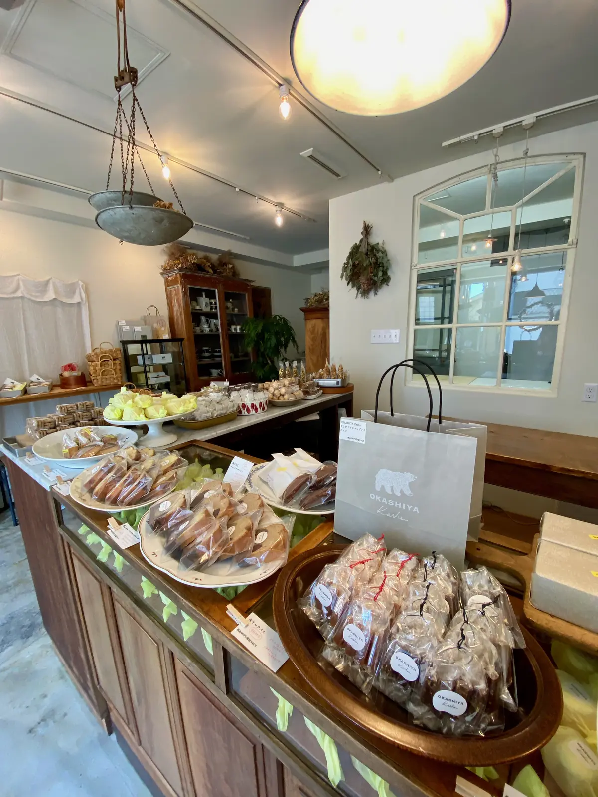 西荻窪 OKASHIYA Karhuの店内 レモンケーキ他焼き菓子の写真