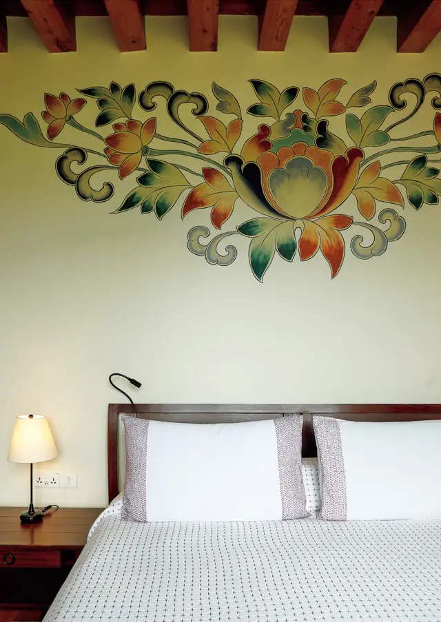 客室の壁に描かれている意匠は、富と繁栄を象徴する宝珠がモチーフ。ベッドカバーやピローは、愛らしい手刺繡を施したイタリア製リネン