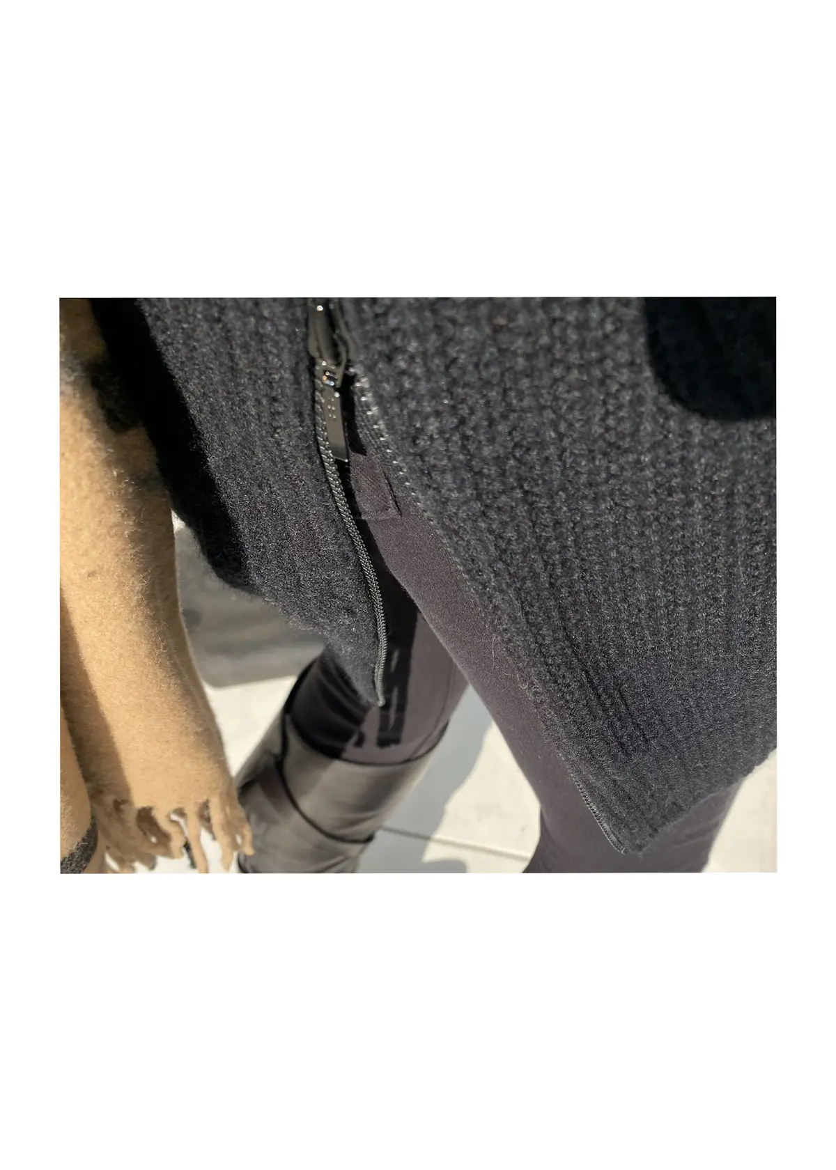 チェック柄マントでリラックススタイルの画像_4