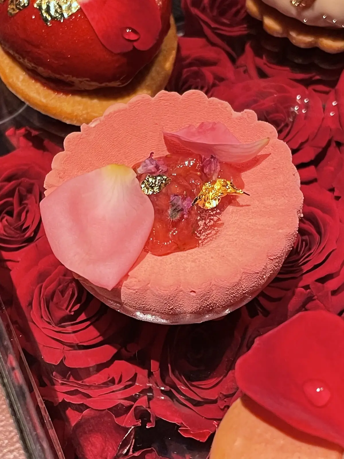 お洒落バー、お洒落カウンター、お洒落、お洒落な店内、お洒落スイーツ&バー、間接照明、ケーキ、お洒落照明、Constellation.、SweetscafeBAR、バー、スイーツバー、入り口、通路、廊下、プロローグ、モダン、ブルーライト、間接照明、エピローグ、幻想的、幻想的、お洒落、スイーツ、ベリー、ケーキ、スイーツ&バー、薔薇、フラワーアレンジ、マカロン、ライチ、ベリー、キイチゴ、木苺、薔薇、花びら、お洒落、美味しい、スイーツ、